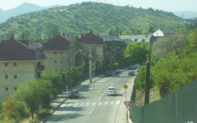 Avenida con autos