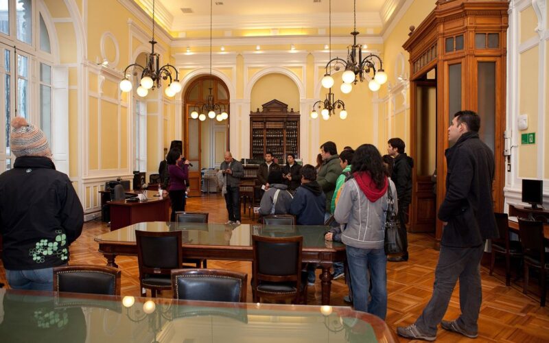 Sala de una biblioteca patrimonial en Chile