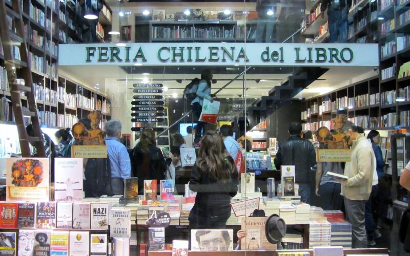 Interior de la Librería Feria Chilena del Libro