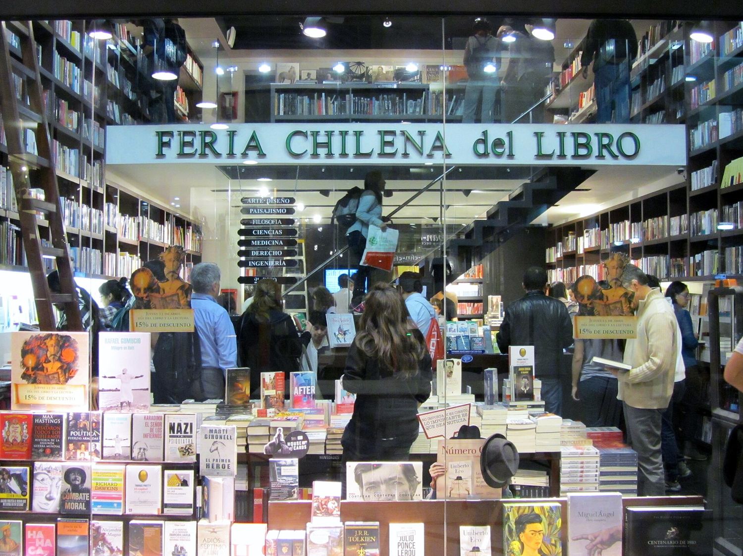 Interior de la Librería Feria Chilena del Libro