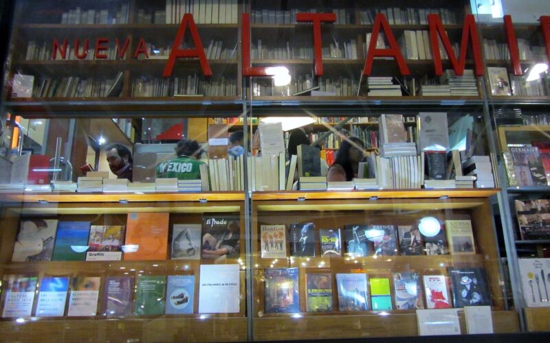 Estantes de la Librería Nueva Altamira
