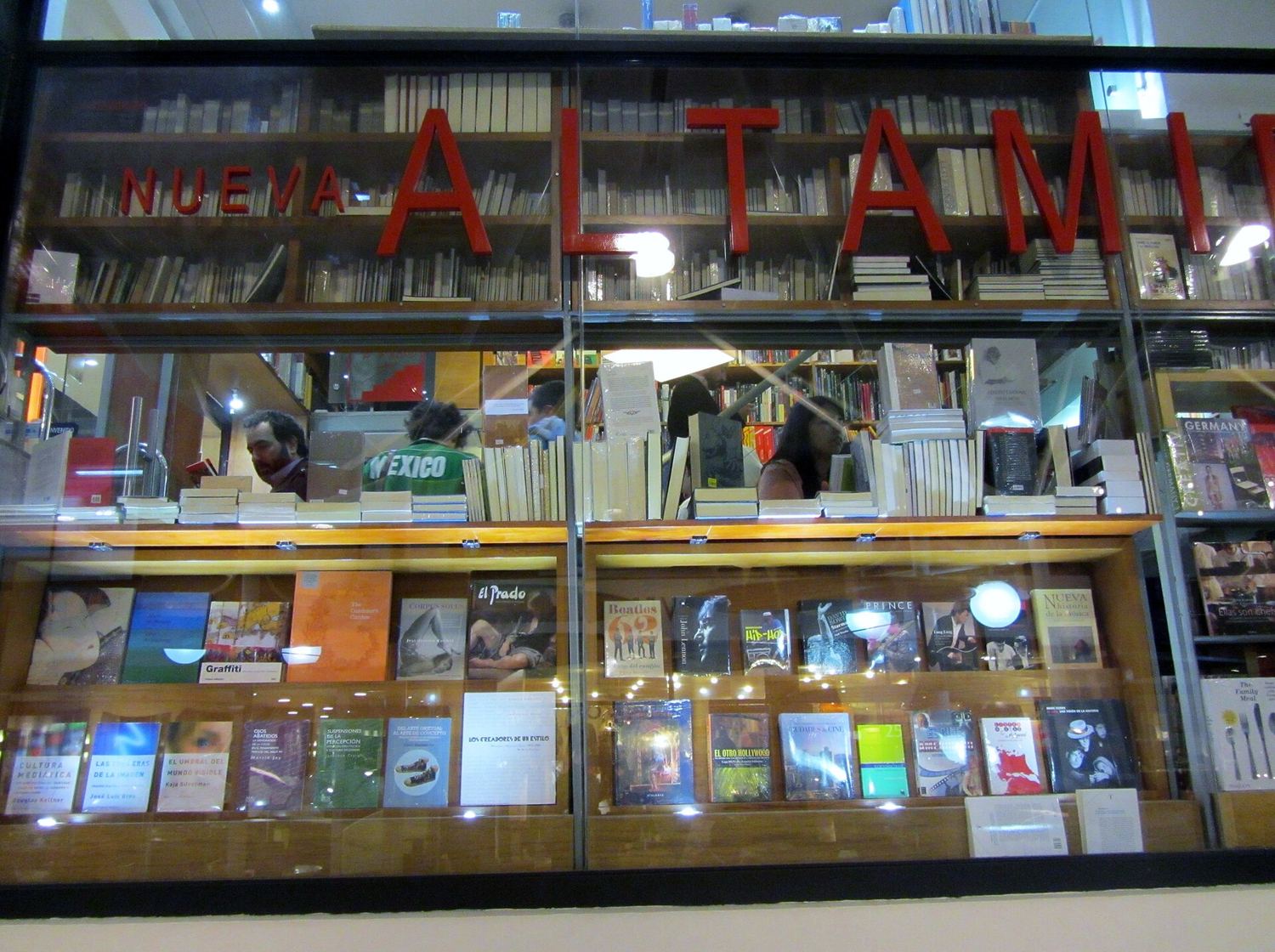Estantes de la Librería Nueva Altamira