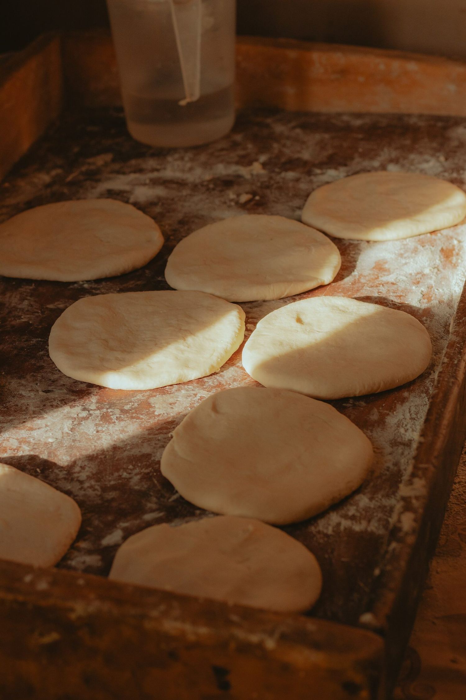 Masa de sopaipillas recién cortada