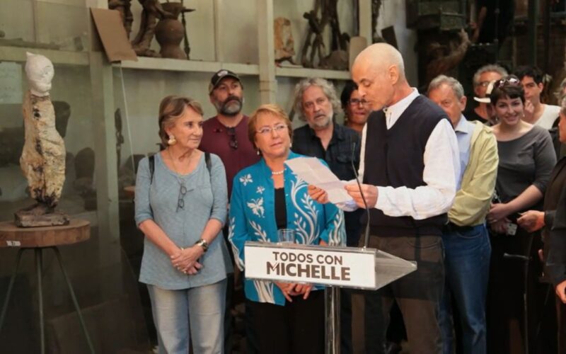 Michelle Bachelet junto a artistas chilenos