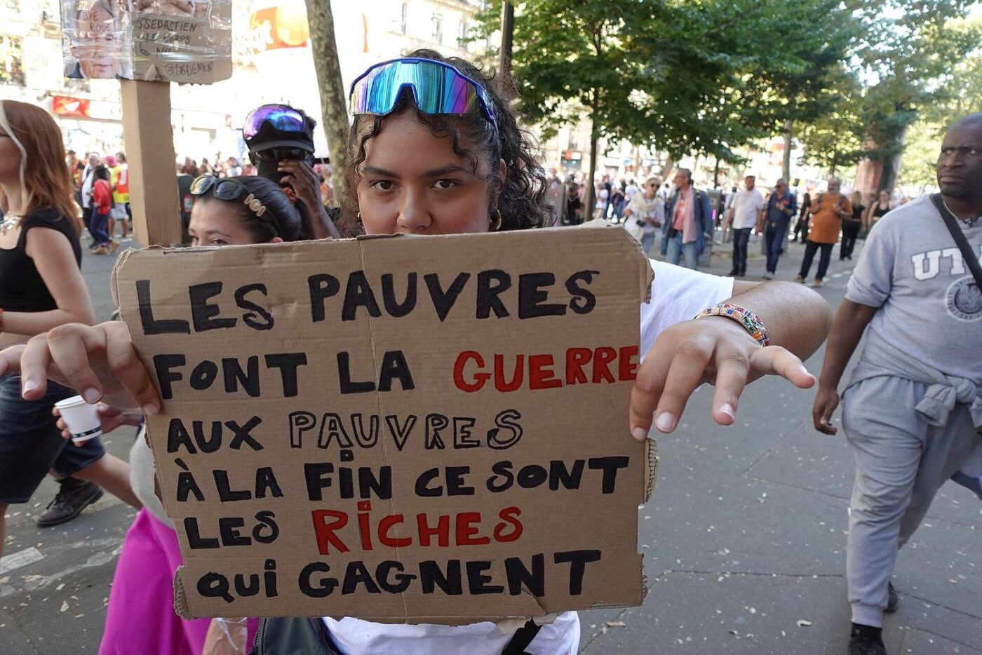Si les pauvres font la guerre aux pauvres, les riches gagnent (54795349852)