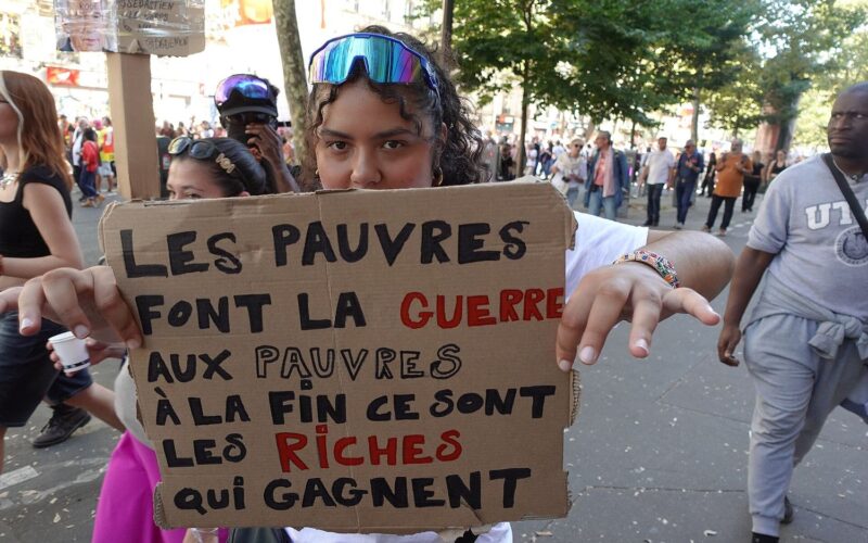 Cartel en una manifestación en París
