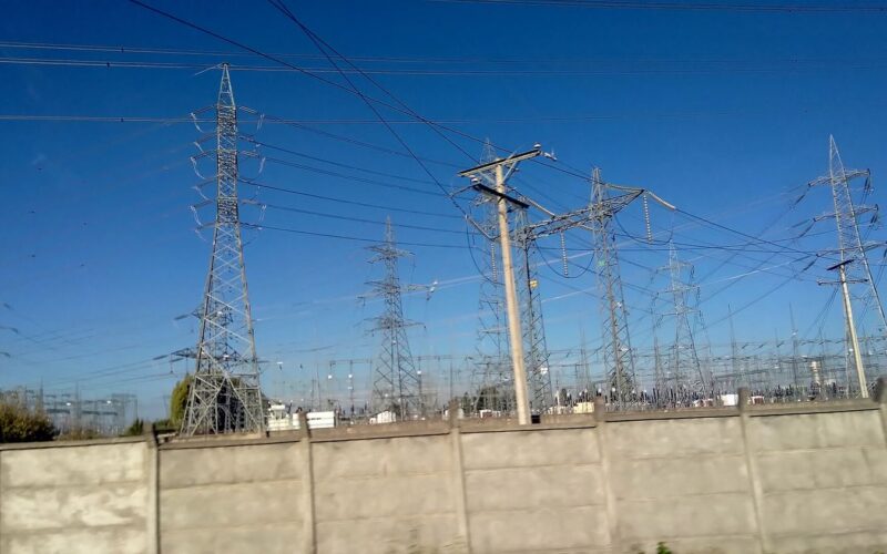 Torres de alta tensión en Charrúa, región del Biobío