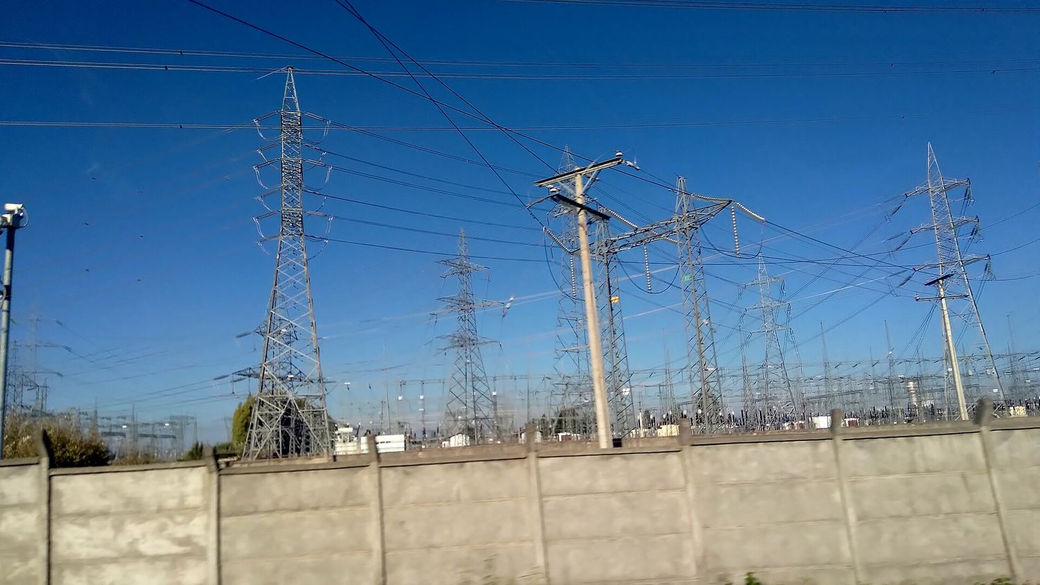 Torres de alta tensión en Charrúa, región del Biobío