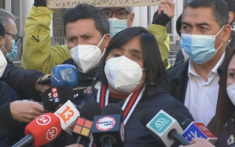 Fabiola Campillai habla con la prensa a la salida de la Corte Suprema, en julio de 2021