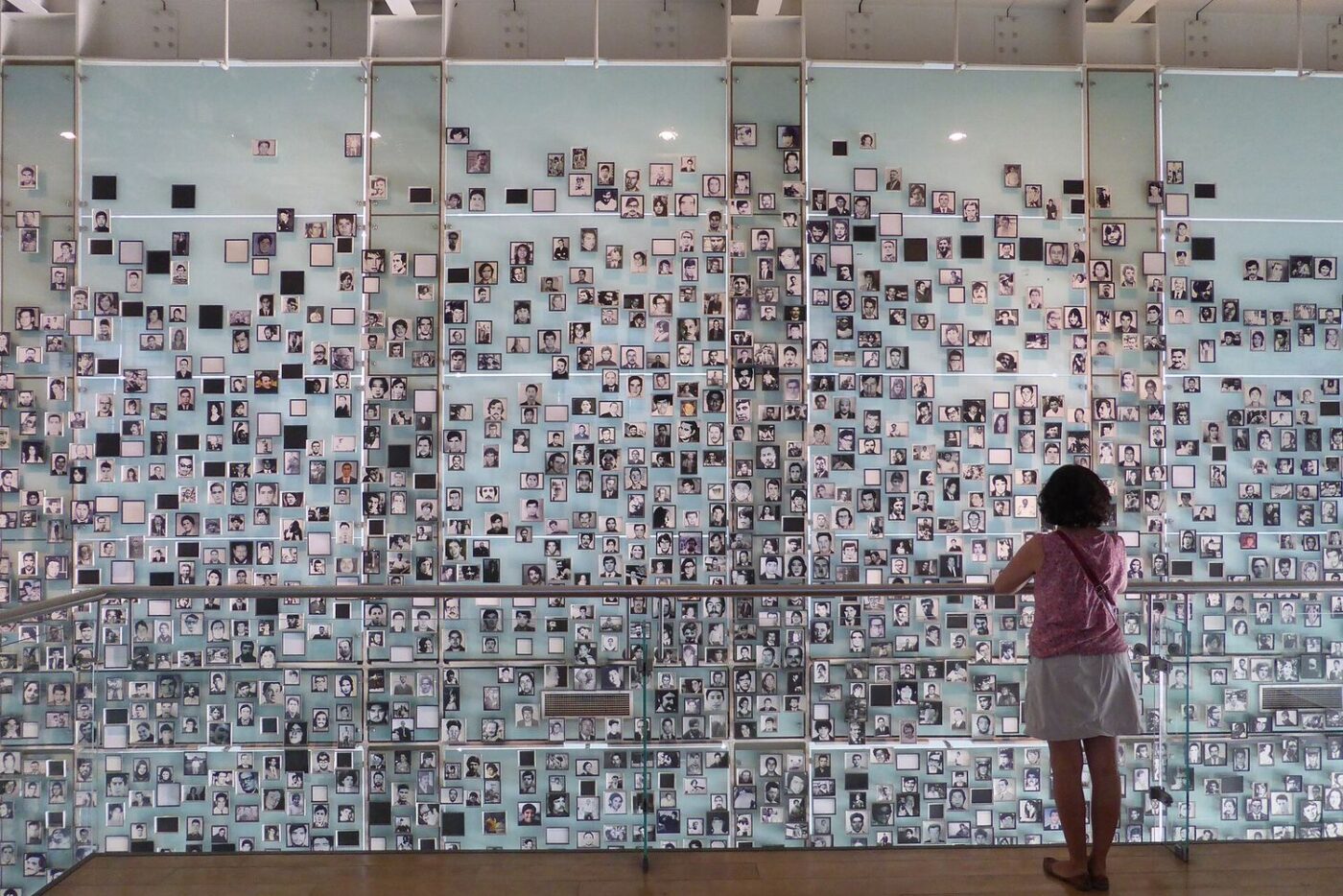 Retratos de víctimas en el Museo de la Memoria