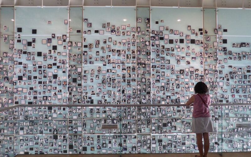 Retratos de víctimas en el Museo de la Memoria
