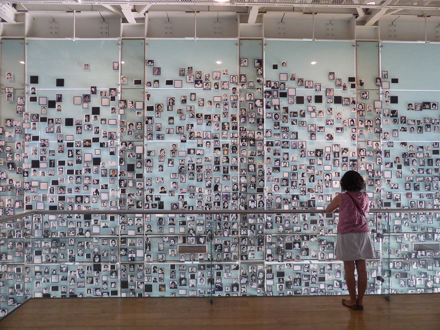 Retratos de víctimas en el Museo de la Memoria
