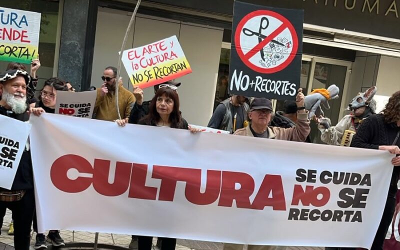 Manifestantes sostienen un lienzo que dice «Cultura se cuida, no se recorta» y carteles contra los recortes, frente al Ministerio de las Culturas en Paseo Ahumada