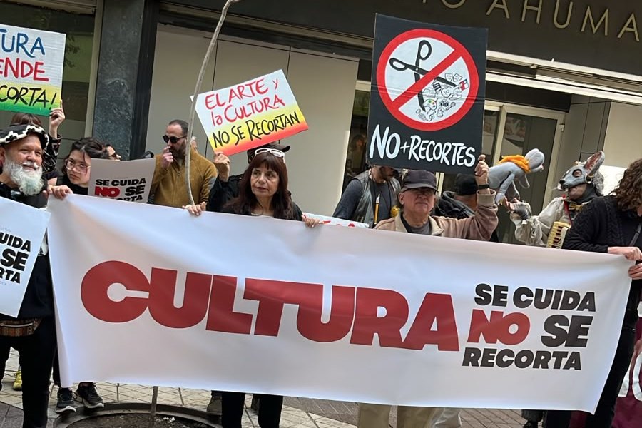 Manifestantes sostienen un lienzo que dice «Cultura se cuida, no se recorta» y carteles contra los recortes, frente al Ministerio de las Culturas en Paseo Ahumada