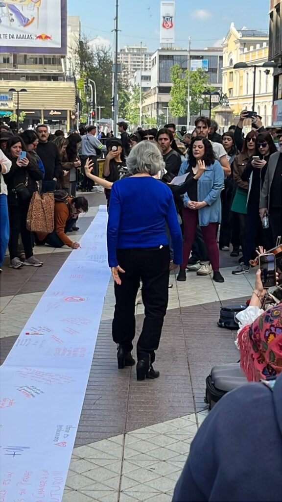 Un largo papelógrafo extendido sobre el suelo de Paseo Ahumada, con mensajes escritos por los asistentes