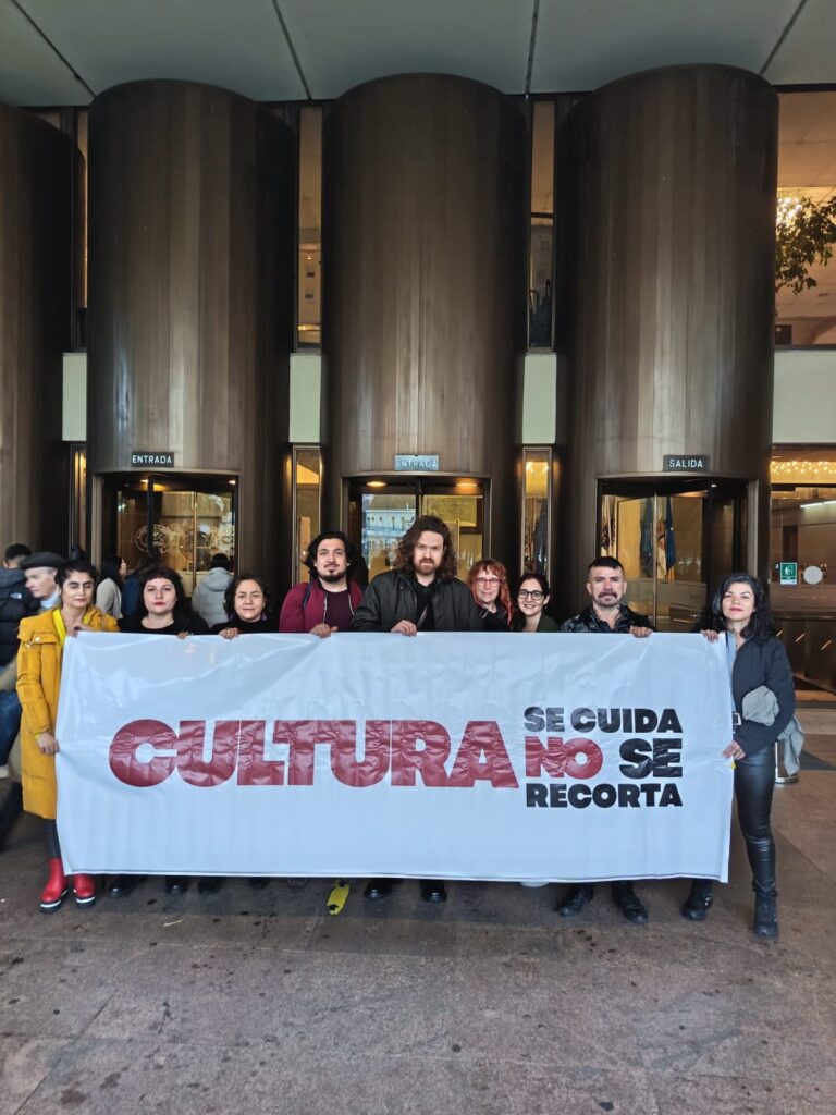 Representantes del sector cultural sostienen un lienzo contra los recortes de Cultura en el Congreso Nacional.