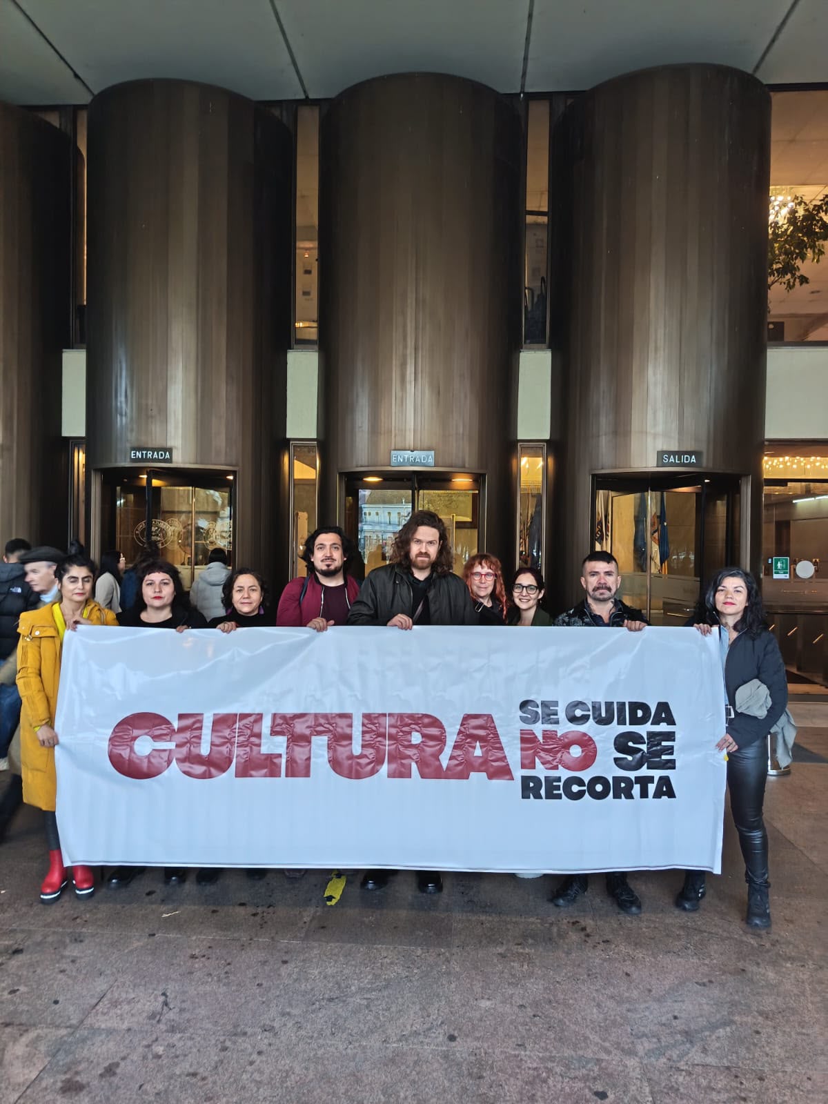Representantes del sector cultural sostienen un lienzo contra los recortes de Cultura en el Congreso Nacional.