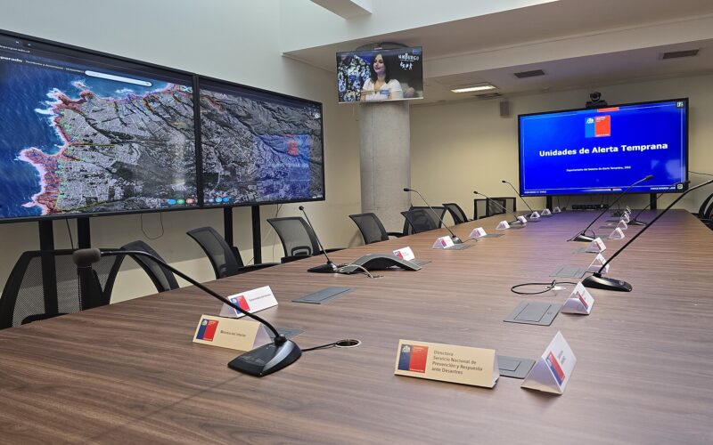 Sala de coordinación de emergencias de Senapred, con pantallas y una mesa larga