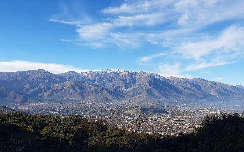Vista de la precordillera de los Andes sobre el sector oriente de Santiago
