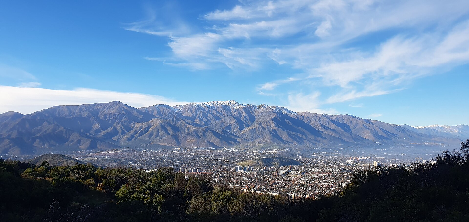 Vista de la precordillera de los Andes sobre el sector oriente de Santiago